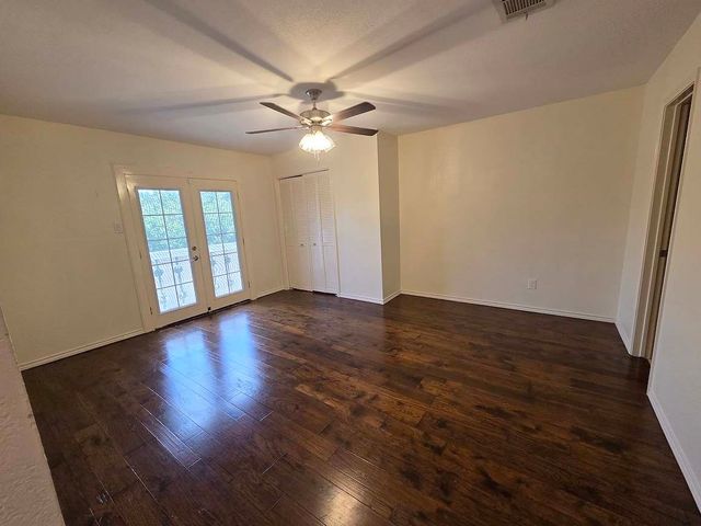 5839 Lake Point Drive, Arlington, TX 76016