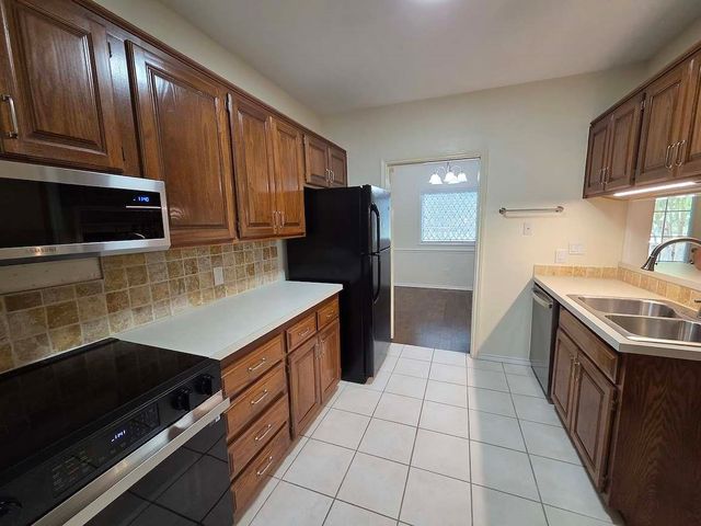 5839 Lake Point Drive, Arlington, TX 76016