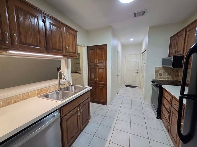 5839 Lake Point Drive, Arlington, TX 76016