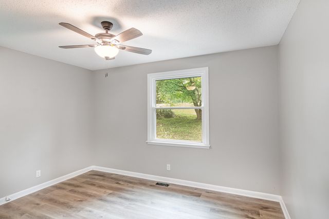 2117 Ferry Rd, Clarksville, TN 37040