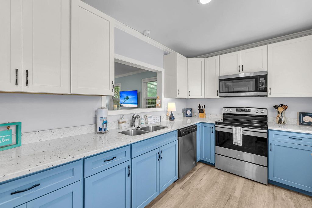 Image 3 of property listing at 2212 Jenkins Street, Edisto Island, SC 29438