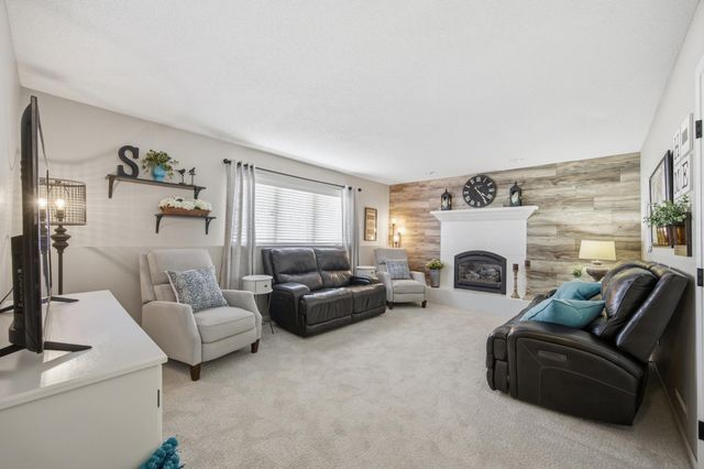 2504 33rd Street S, Fargo, ND 58103