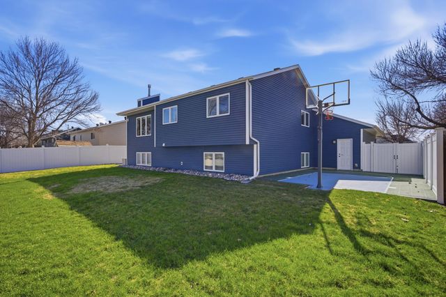 2504 33rd Street S, Fargo, ND 58103