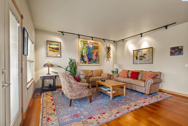 705 Kachess Lane, Zillah, WA 98953