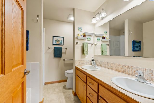 705 Kachess Lane, Zillah, WA 98953