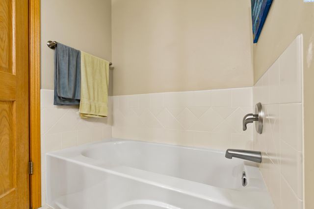 705 Kachess Lane, Zillah, WA 98953