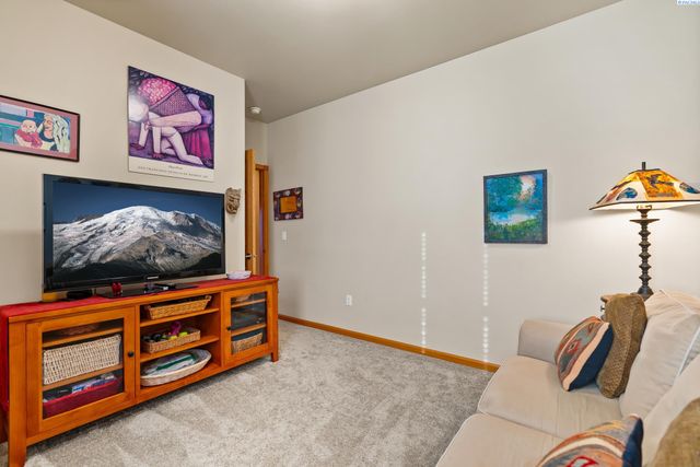 705 Kachess Lane, Zillah, WA 98953