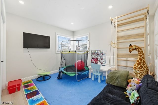 60 Rollins Ave, Clifton City, NJ 07011