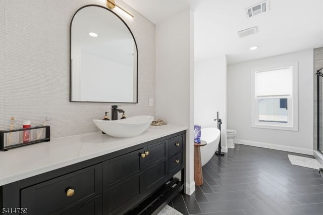 60 Rollins Ave, Clifton City, NJ 07011