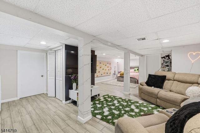 60 Rollins Ave, Clifton City, NJ 07011