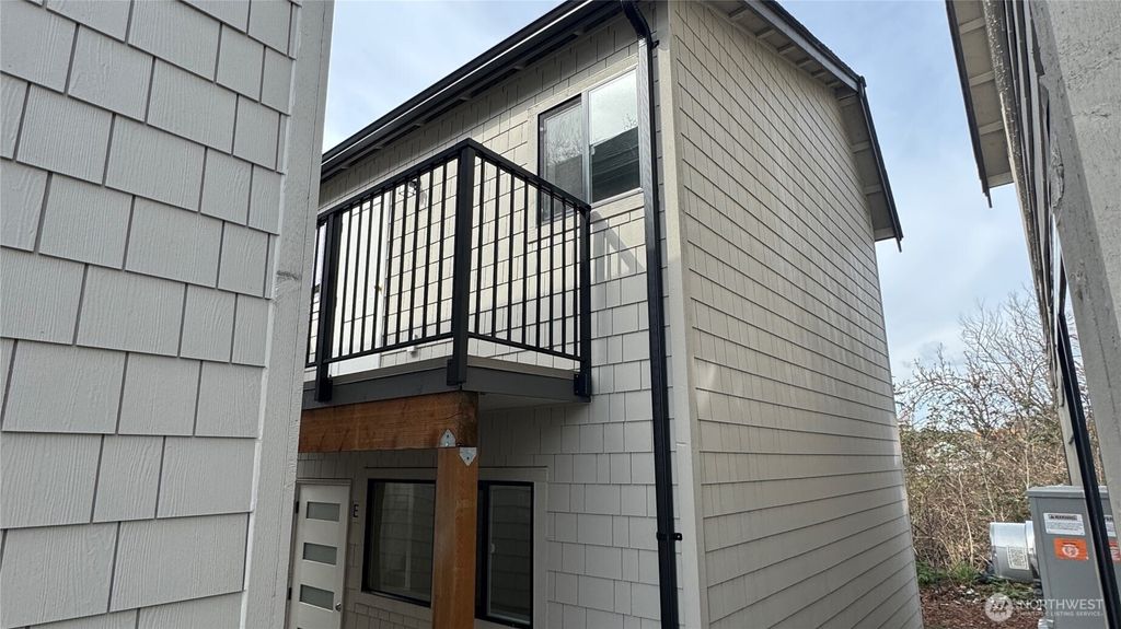 476 SE Barrington Dr ##E, Oak Harbor, WA 98277