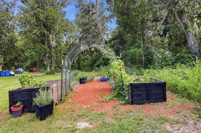 425 SPRING GARDEN AVENUE, De Leon Springs, FL 32130