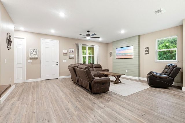 425 SPRING GARDEN AVENUE, De Leon Springs, FL 32130