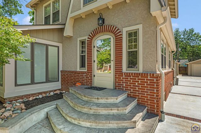 1618 SW High AVE, Topeka, KS 66604
