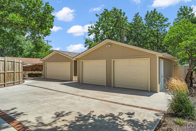 1618 SW High AVE, Topeka, KS 66604