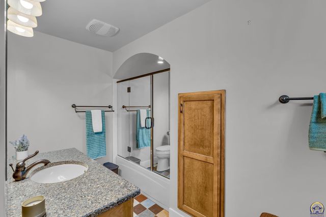 1618 SW High AVE, Topeka, KS 66604