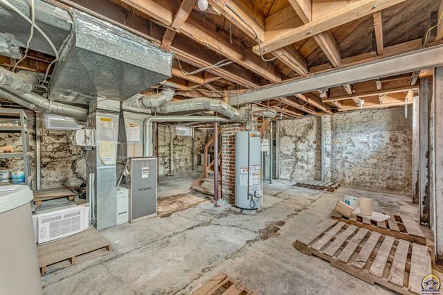 1618 SW High AVE, Topeka, KS 66604