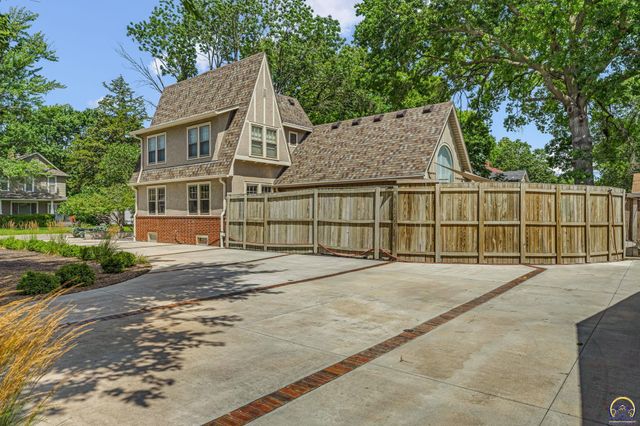 1618 SW High AVE, Topeka, KS 66604