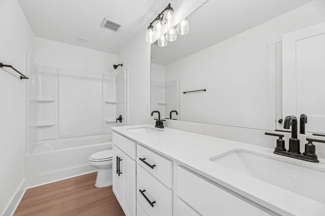 2942 Sharpstone Dr, Columbia, TN 38401