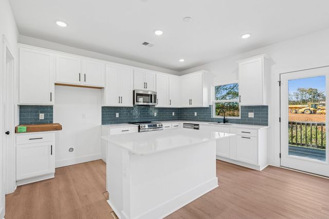 2942 Sharpstone Dr, Columbia, TN 38401