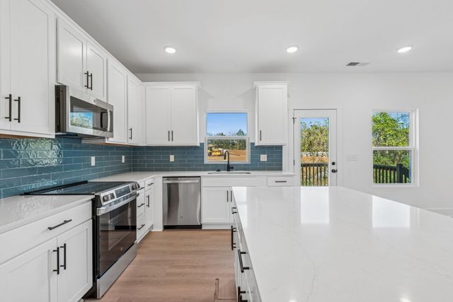 2942 Sharpstone Dr, Columbia, TN 38401