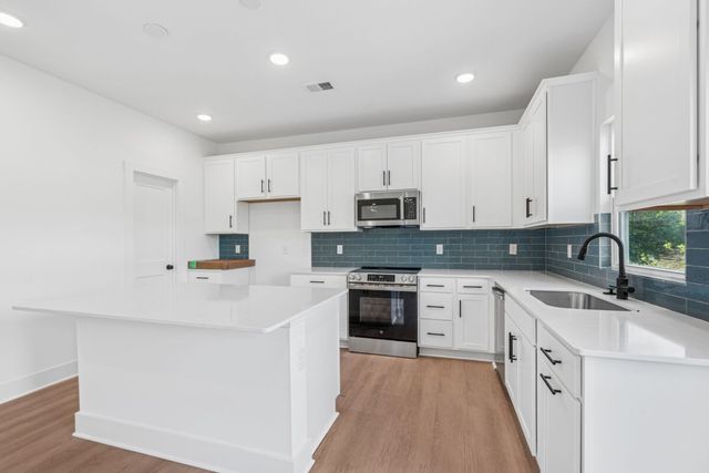 2942 Sharpstone Dr, Columbia, TN 38401