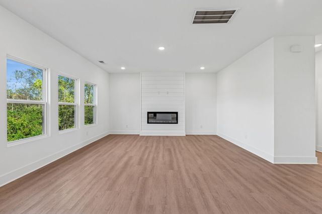 2942 Sharpstone Dr, Columbia, TN 38401