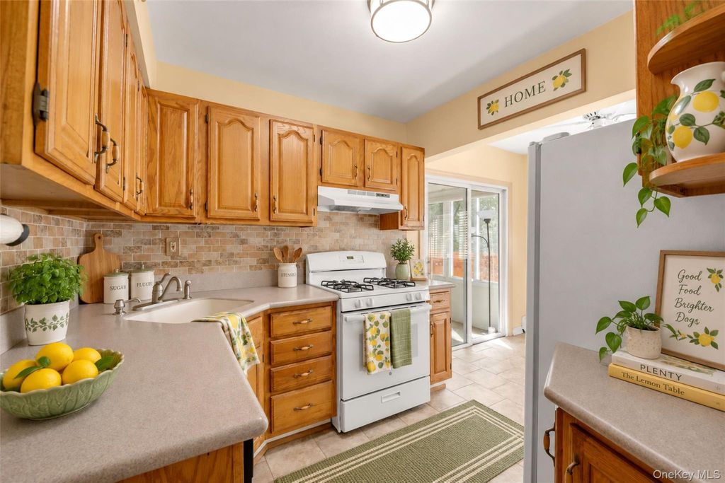 54 Sullivan Road, Farmingdale, NY 11735 — photo 4