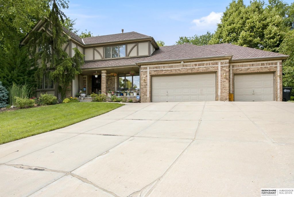 1017 N 129th Circle, Omaha, NE 68154