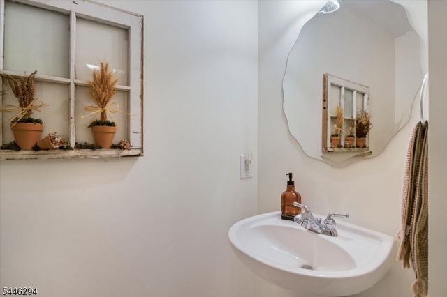34 Ridge Dr, Pompton Lakes Boro, NJ 07442
