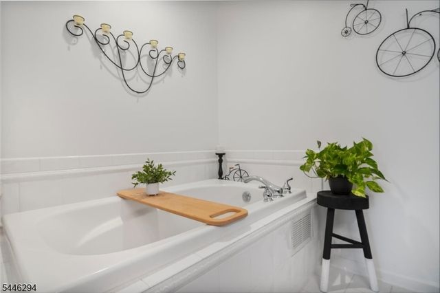 34 Ridge Dr, Pompton Lakes Boro, NJ 07442