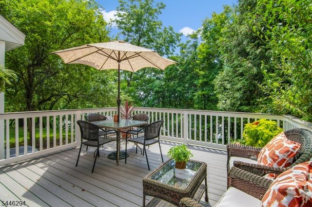 34 Ridge Dr, Pompton Lakes Boro, NJ 07442