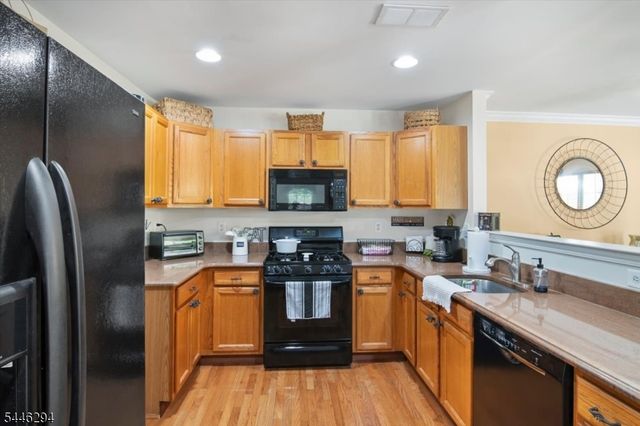 34 Ridge Dr, Pompton Lakes Boro, NJ 07442