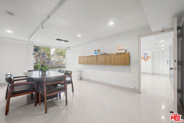 423 S Rexford Drive 202, Beverly Hills, CA 90212