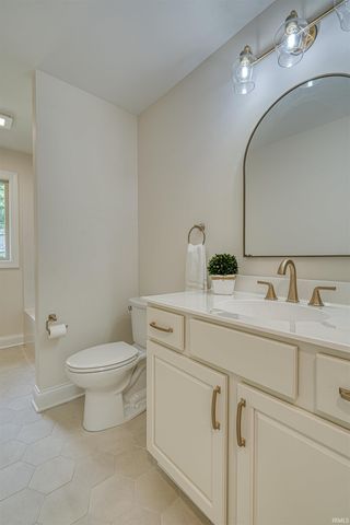 6755 Old Stonehouse Drive, Newburgh, IN 47630
