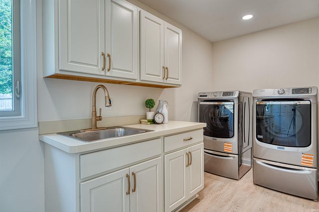 6755 Old Stonehouse Drive, Newburgh, IN 47630