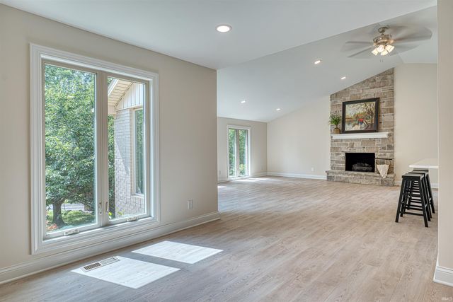 6755 Old Stonehouse Drive, Newburgh, IN 47630