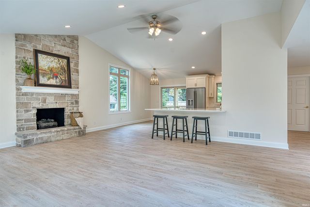 6755 Old Stonehouse Drive, Newburgh, IN 47630