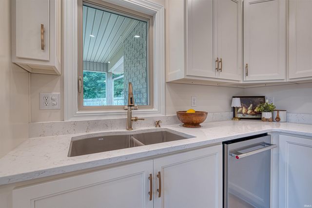 6755 Old Stonehouse Drive, Newburgh, IN 47630