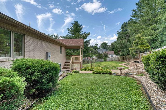 6755 Old Stonehouse Drive, Newburgh, IN 47630