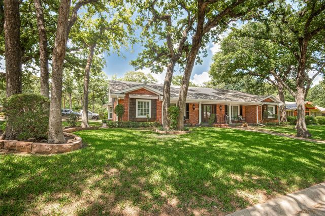 832 Wheelwood Drive, Hurst, TX 76053