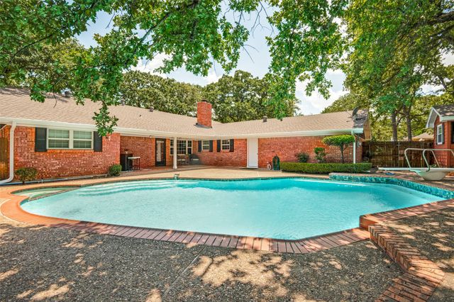 832 Wheelwood Drive, Hurst, TX 76053