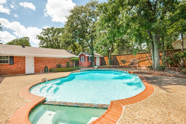 832 Wheelwood Drive, Hurst, TX 76053