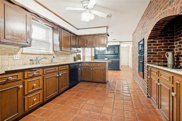 832 Wheelwood Drive, Hurst, TX 76053