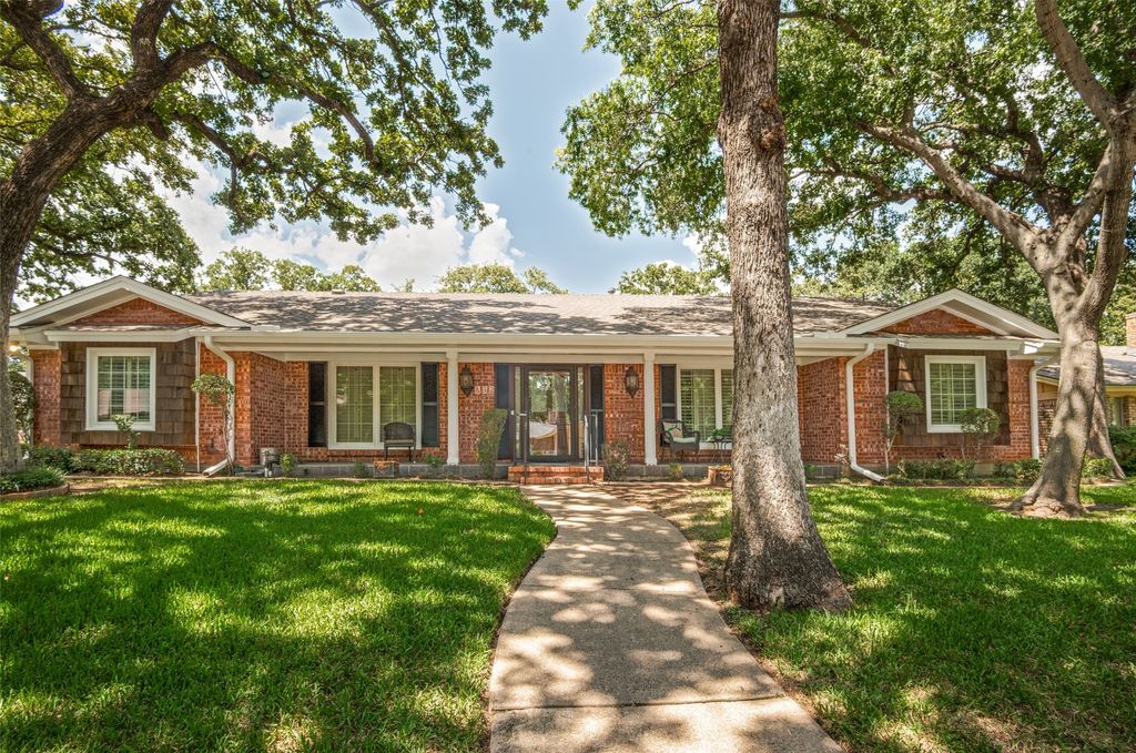 832 Wheelwood Drive, Hurst, TX 76053