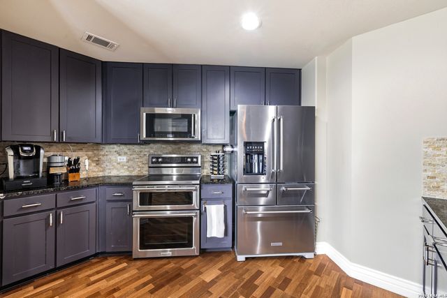 215 Center St Apt 1201, San Antonio, TX 78202