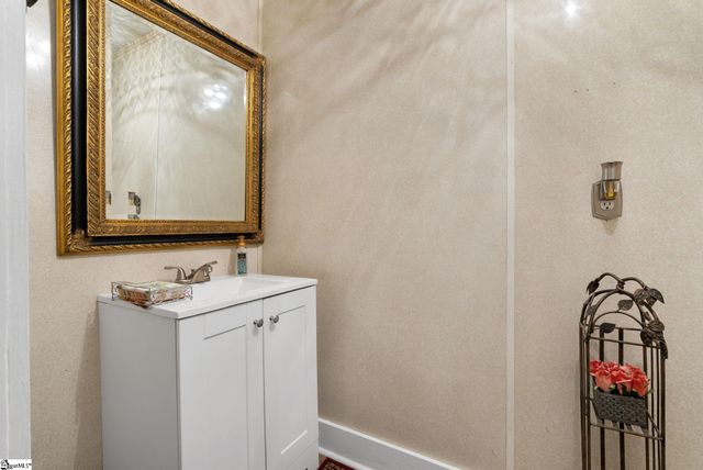 207 W 2nd Avenue, Easley, SC 29640