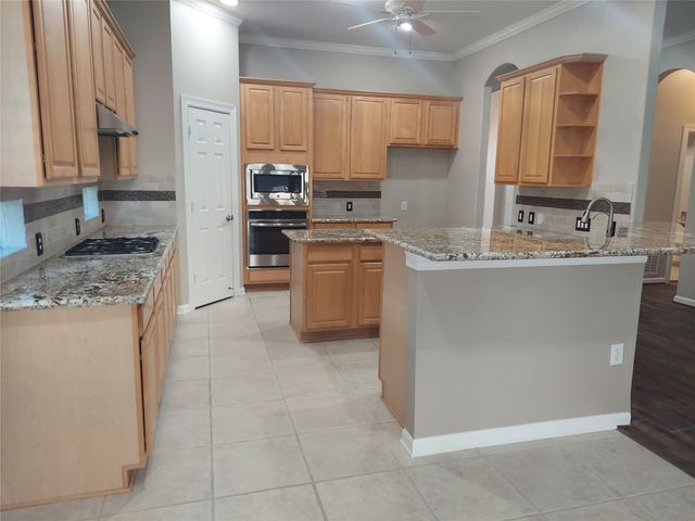 1601 N Lago Vista Court, Pearland, TX 77581