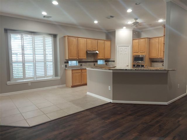 1601 N Lago Vista Court, Pearland, TX 77581
