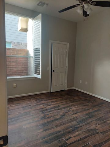 1601 N Lago Vista Court, Pearland, TX 77581